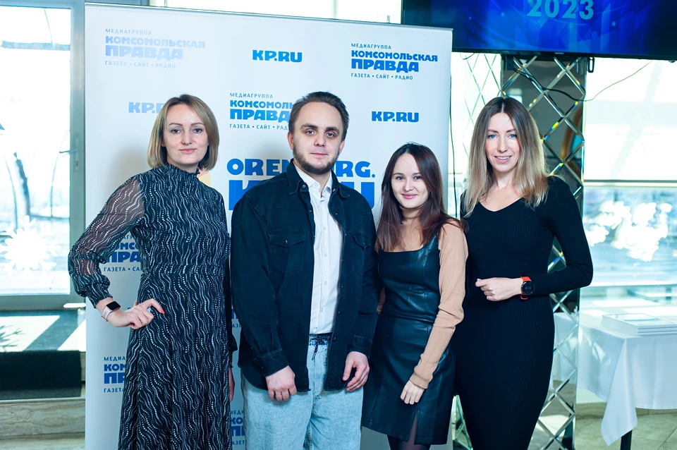 Даже сфотографироваться всем вместе не получается, кто-то обязательно остается на дежурстве