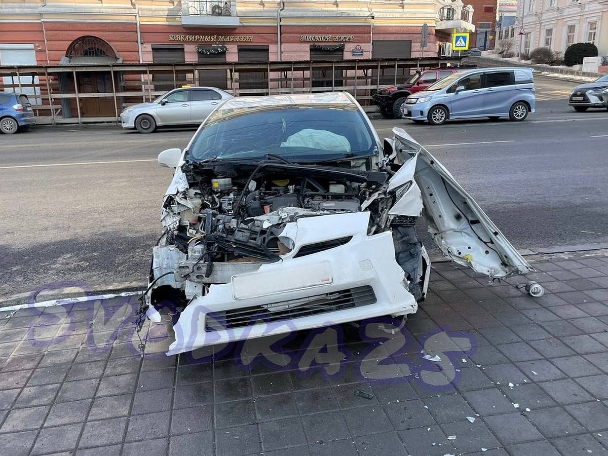 Люди разбегались в стороны: в центре Владивостока мощно столкнулись два  авто - KP.RU