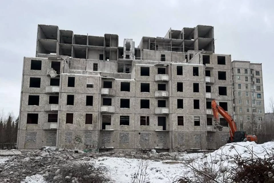 Недостроенное здание со временем стало аварийным. Фото: администрация Ковдора