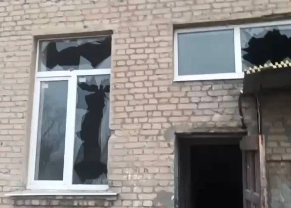 Сотрудники запорожских оперслужб активно ликвидируют последствия обстрела боевиков ВСУ в Каменке-Днепровской и селе Каменском Васильевского района. ФОТО: Евгений Балицкий