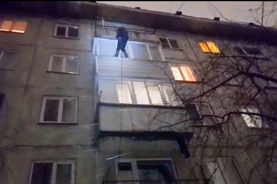 Спасатели смогли попасть в квартиру женщины. Фото: УГОЧМ и ПБ по Алтайскому краю