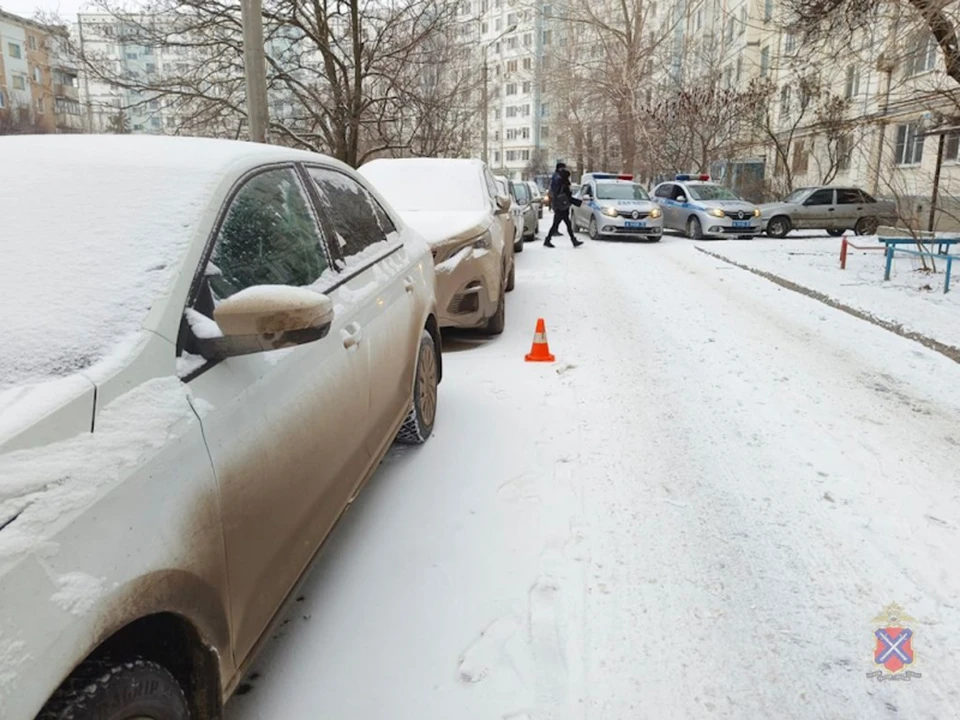 Семилетнего мальчика переехали во дворе многоквартирного дома в Волжском.