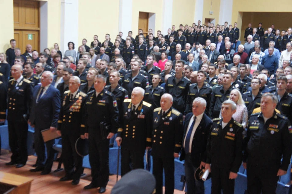 Гости почтили память погибших подводников минутой молчания.