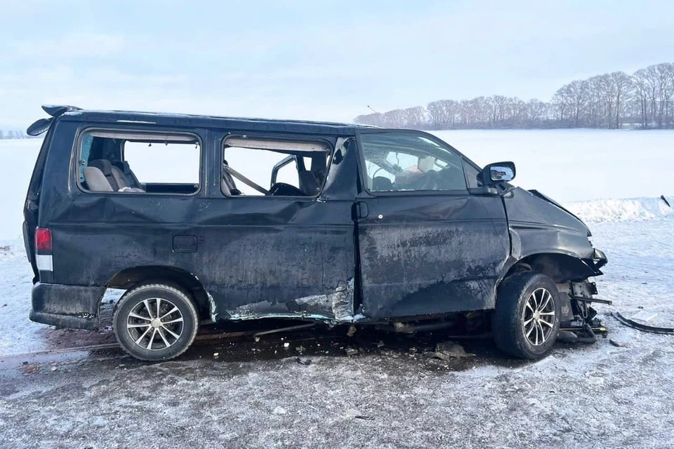 Одним из участников аварии стал микроавтобус