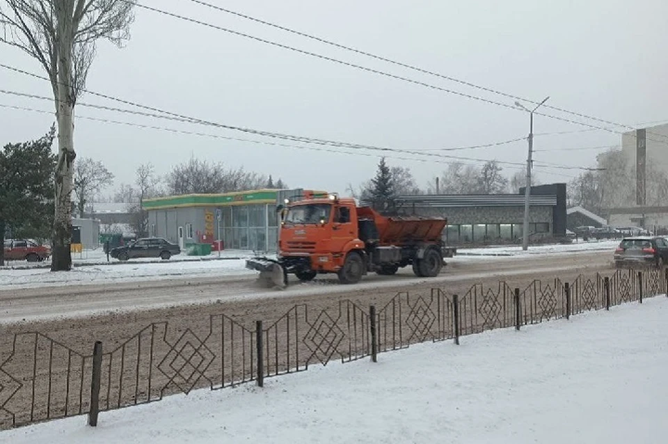 Всего в минувшие сутки к работам по обработке автомобильных дорог региона было привлечено более 100 единиц спецтехники. Фото: Минтранс ДНР