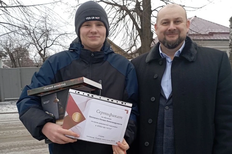 Новогоднее желание 17-летнего Назара из села Бутово Старобельского района исполнил замминистра образования и науки ЛНР Александр Савчук. Фото - Минобрнауки ЛНР