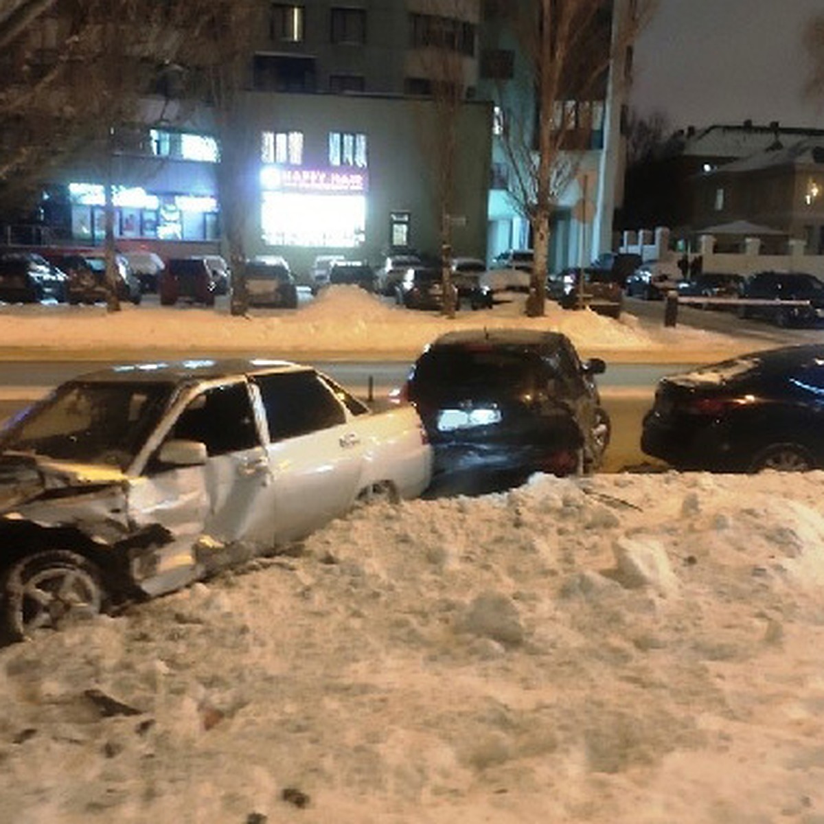 В Самаре мужчина на вазовской легковушке въехал в два припаркованных  автомобиля - KP.RU