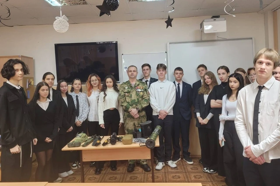 В оренбургском лицее №5 состоялась встреча с бойцом специальной военной операции Андреем Растегаевым