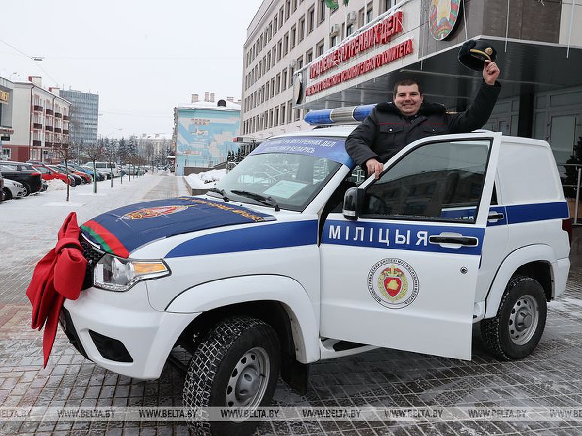 Министр Кубраков передал внедорожник участковому в Гомельском районе - KP.RU