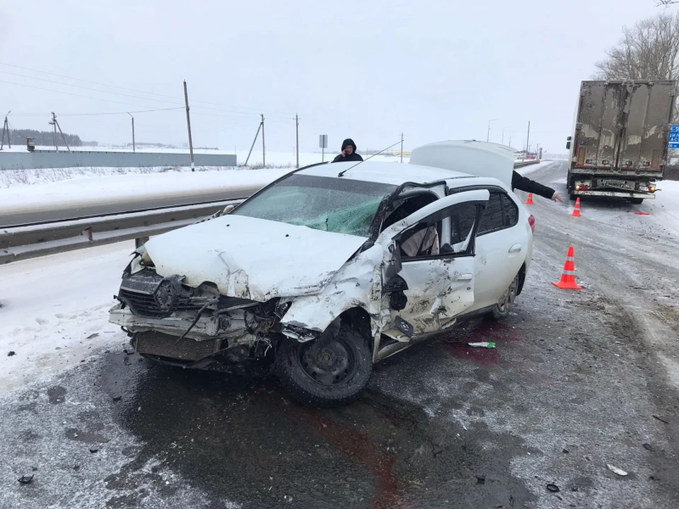 Два человека пострадали в ДТП с фурой и легковушкой на М-5 в Рязанской области.