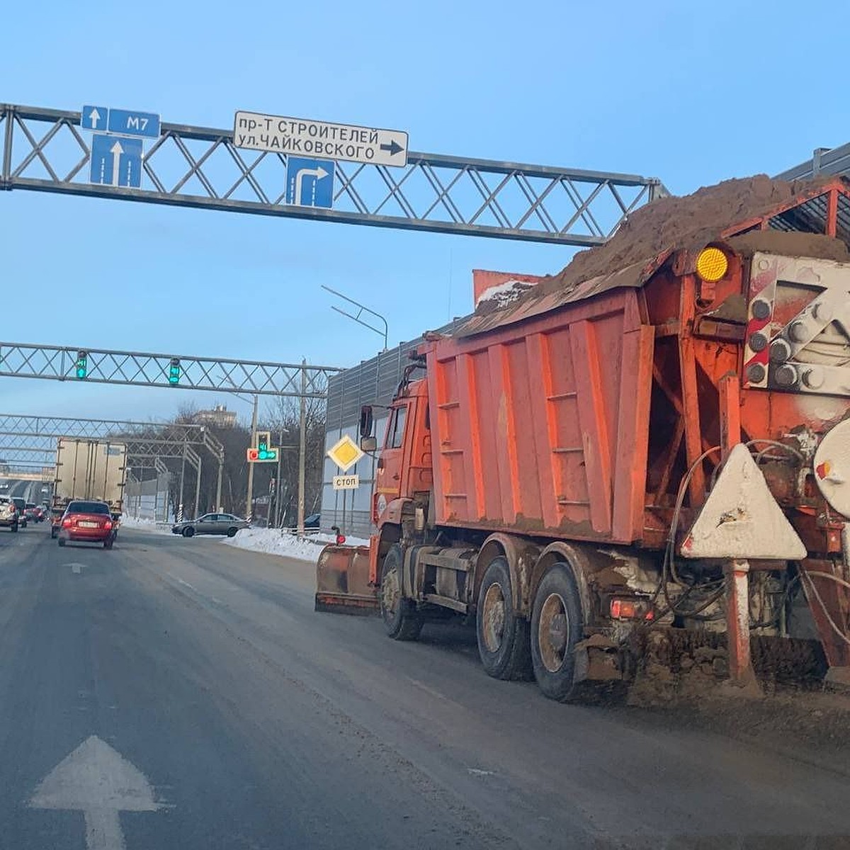 Владимирские водители жалуются на лед и колдобины на трассах М-7 и Р-132 -  KP.RU