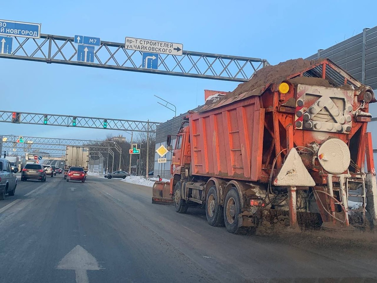 Владимирские водители жалуются на лед и колдобины на трассах М-7 и Р-132 -  KP.RU