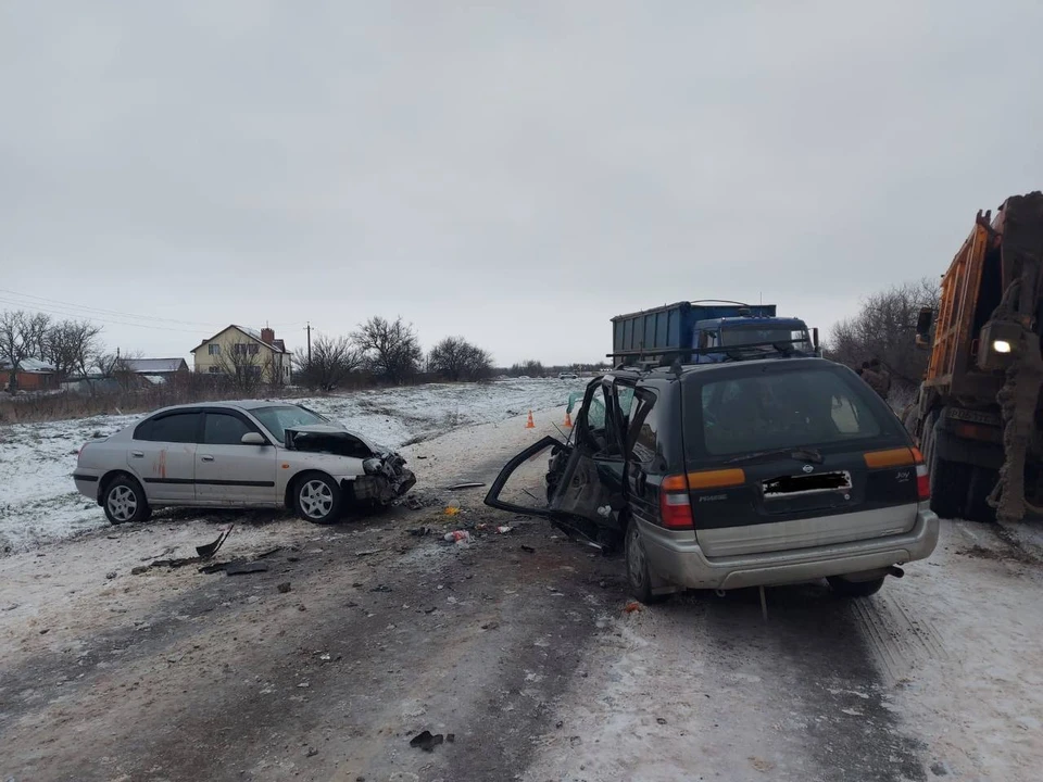 На трассе в Азовском районе в смертельной аварии погиб пассажир иномарки. Фото: УГИБДД по Ростовской области