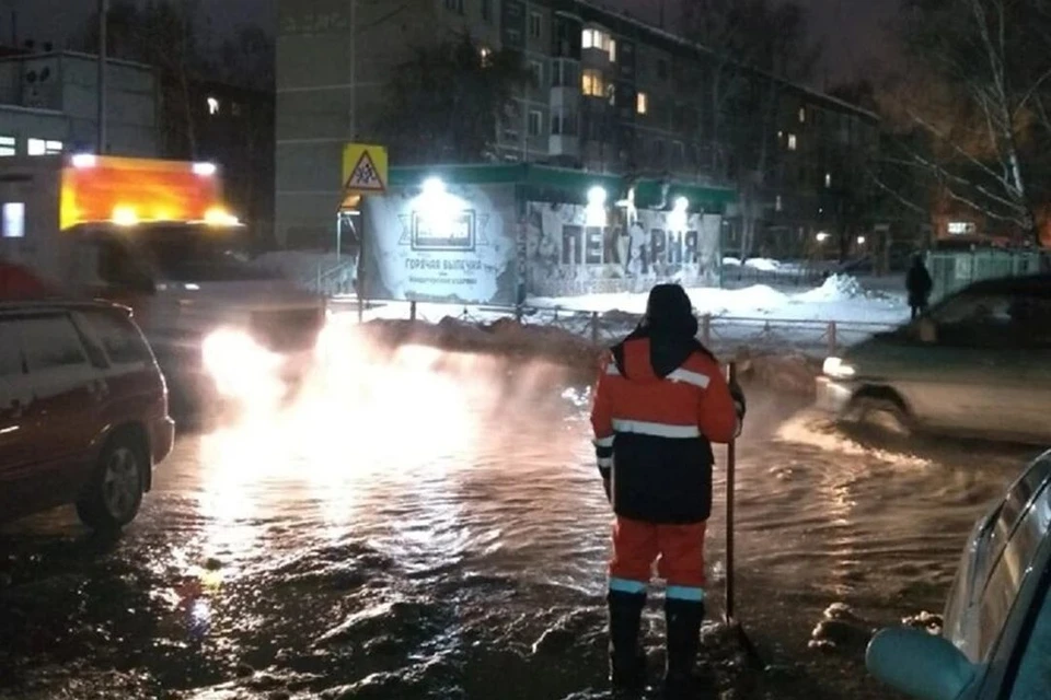 В Новосибирске восстановили поврежденный участок теплосети на Пархоменко. Фото: предоставлено Анастасией Подгорной.