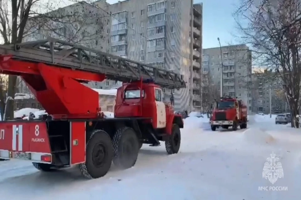 В Рыбинске во время пожара из квартиры спасли трех человек