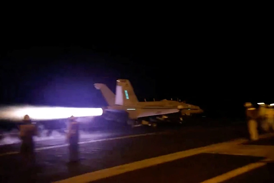 США вновь нанесли авиаудары по Йемену. На фото: американский самолет отправляется для атаки на объекты йеменских хуситов.