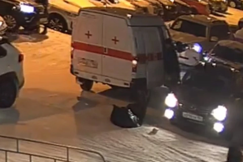 Ритуальщики бросили тело усопшего возле машины скорой помощи