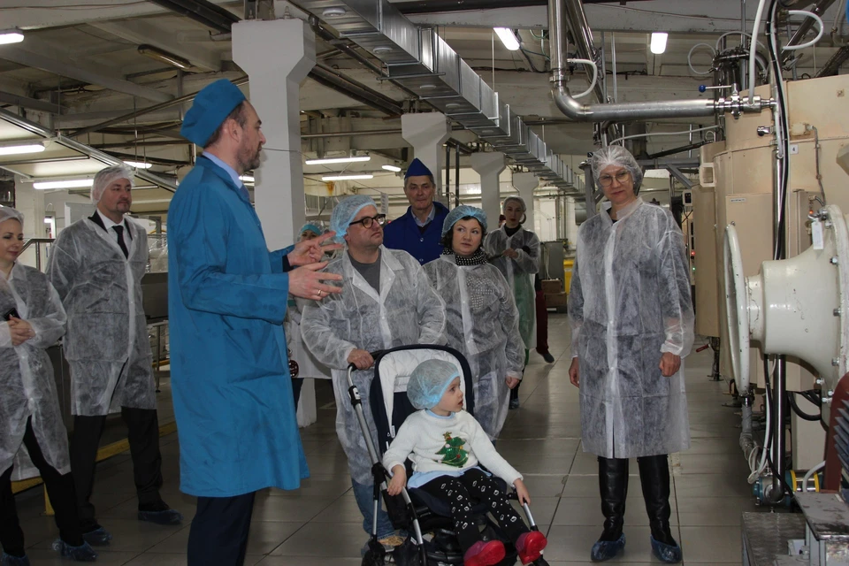 Даше провели экскурсию по фабрике и раскрыли секрет того, как производят сладости. Фото: департамент информационной политики