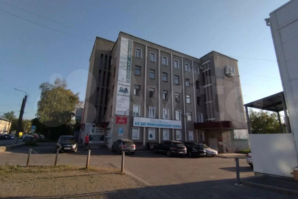Продавец рассматривает возможность продажи здания по этажам. Фото: avito.ru