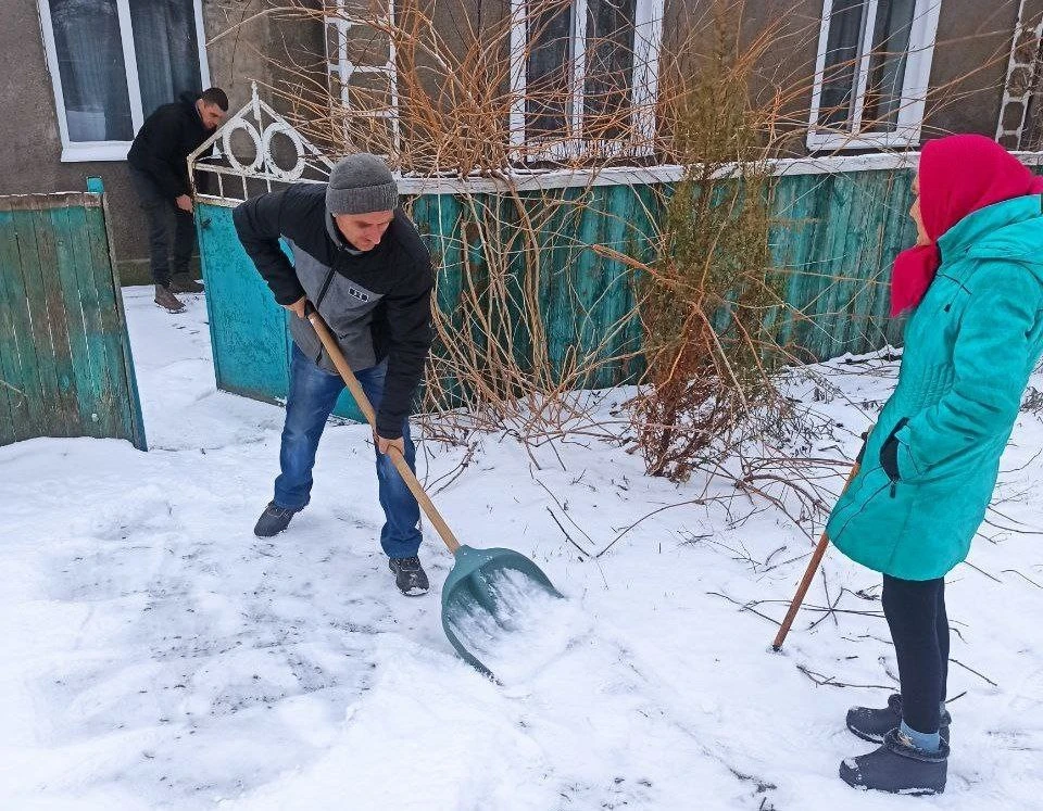 Бойцы помогают жителям ФОТО: Администрация Алешкинского округа