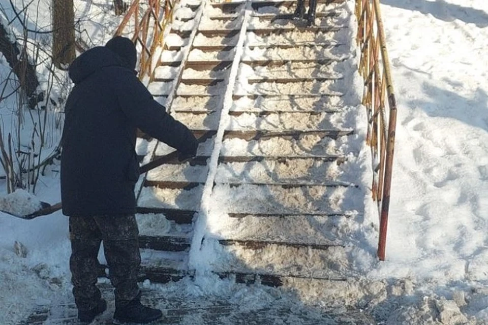 Коммунальщики уже ведут уборку наледи на скользкой лестнице. Фото: сайт администрации Ростова-на-Дону