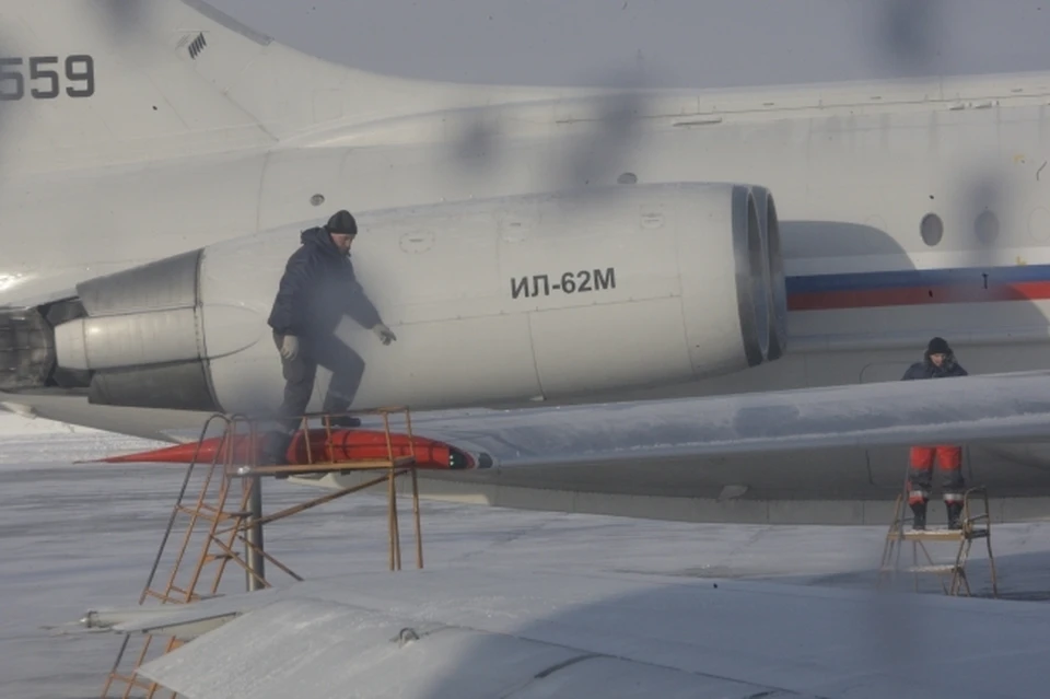 Развернул самолет над атлантикой