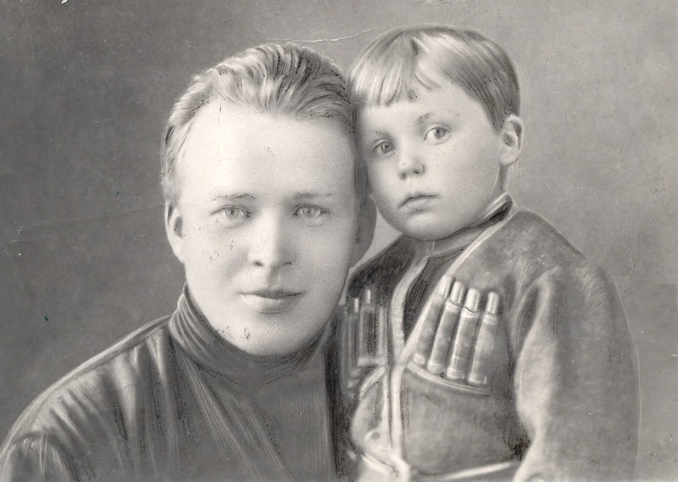 Аркадий Гайдар с сыном Тимуром. Фото: Государственный архив Пермского края