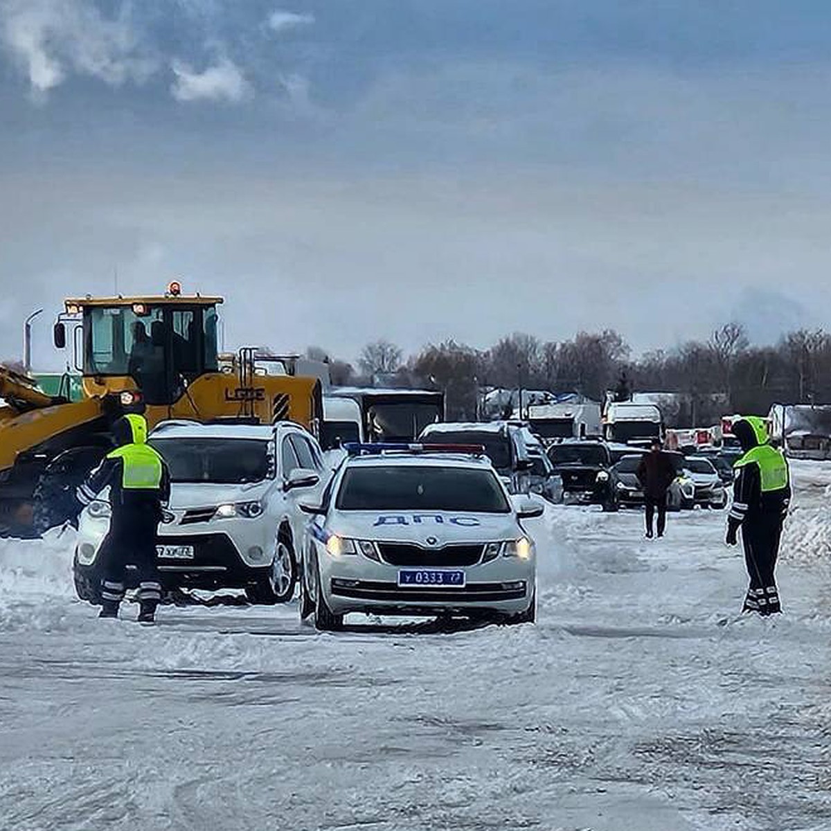 Трассу под Ульяновском, несмотря на растущий затор, закрыли для транспорта  лишь в 6:30 утра - KP.RU