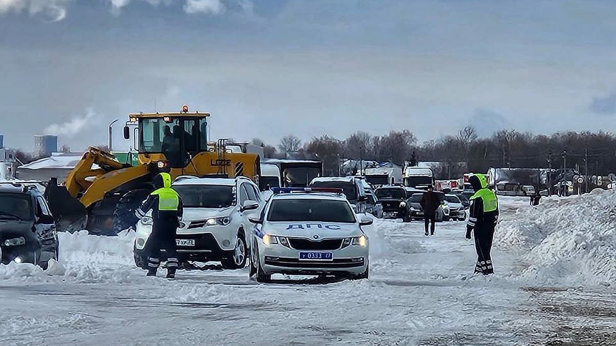 Трассу под Ульяновском, несмотря на растущий затор, закрыли для транспорта  лишь в 6:30 утра - KP.RU