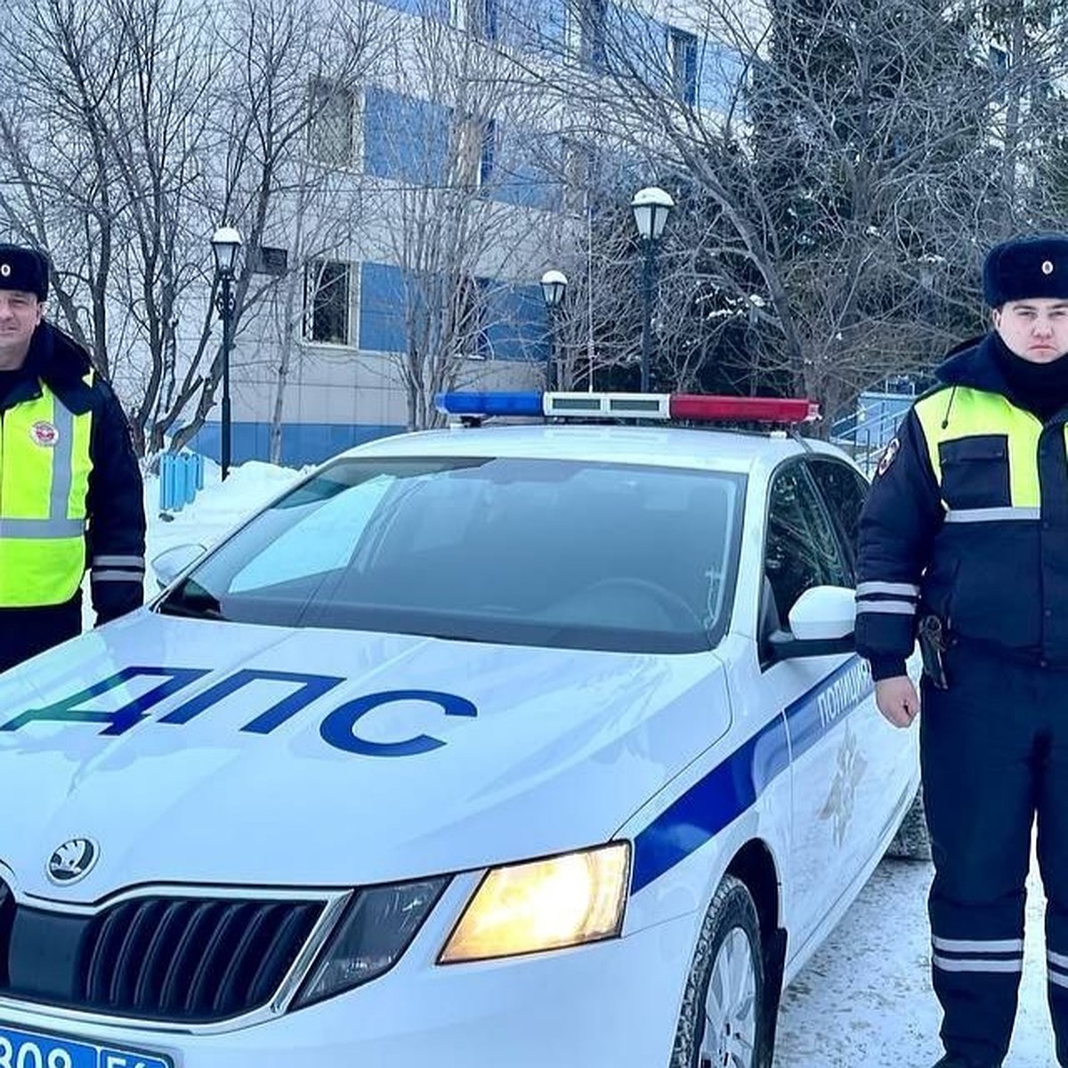 В Оренбурге сотрудники ДПС помогли владелице заглохнувшей на трассе машины  - KP.RU