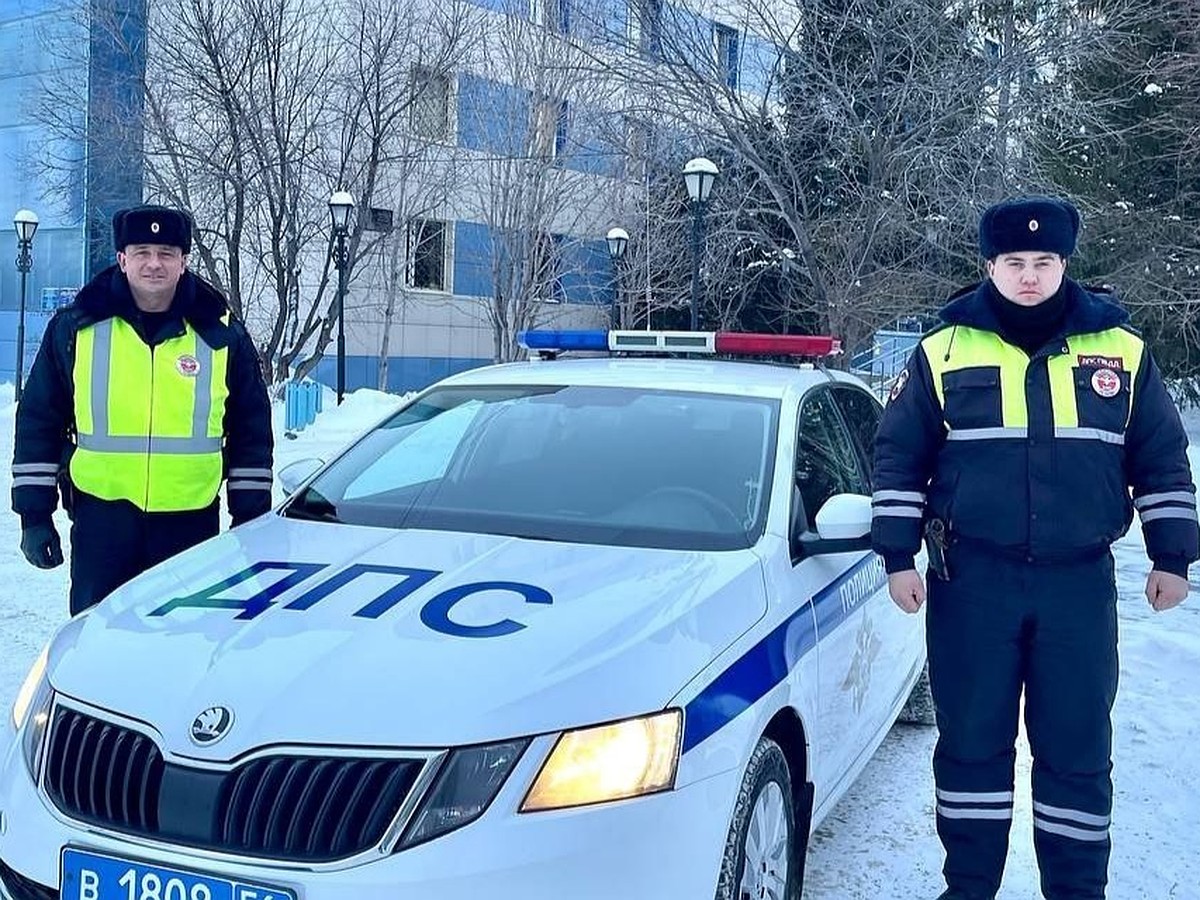 В Оренбурге сотрудники ДПС помогли владелице заглохнувшей на трассе машины  - KP.RU