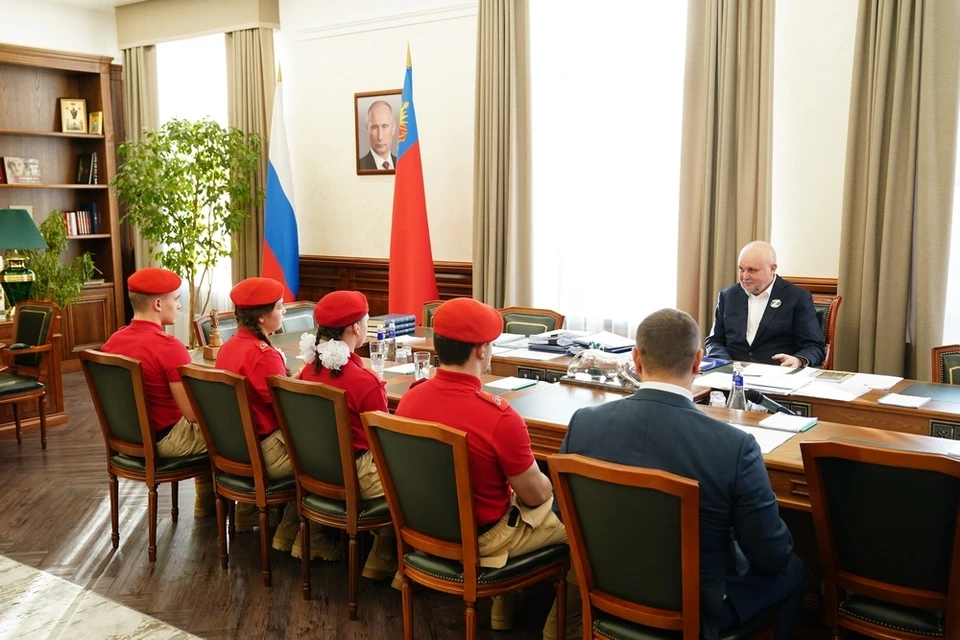 Сергей Цивилев встретился с активистами "Юнармии". Фото - АПК.