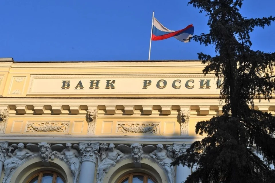 Центробанк: Причиной снижения рубля стали удешевление нефти и спрос на валюту