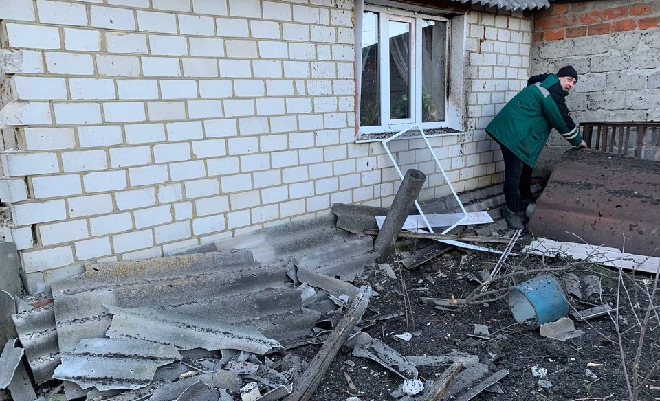 В двух квартирах одного МКД выбиты окна, поврежден один хозъобъект и четыре машины.