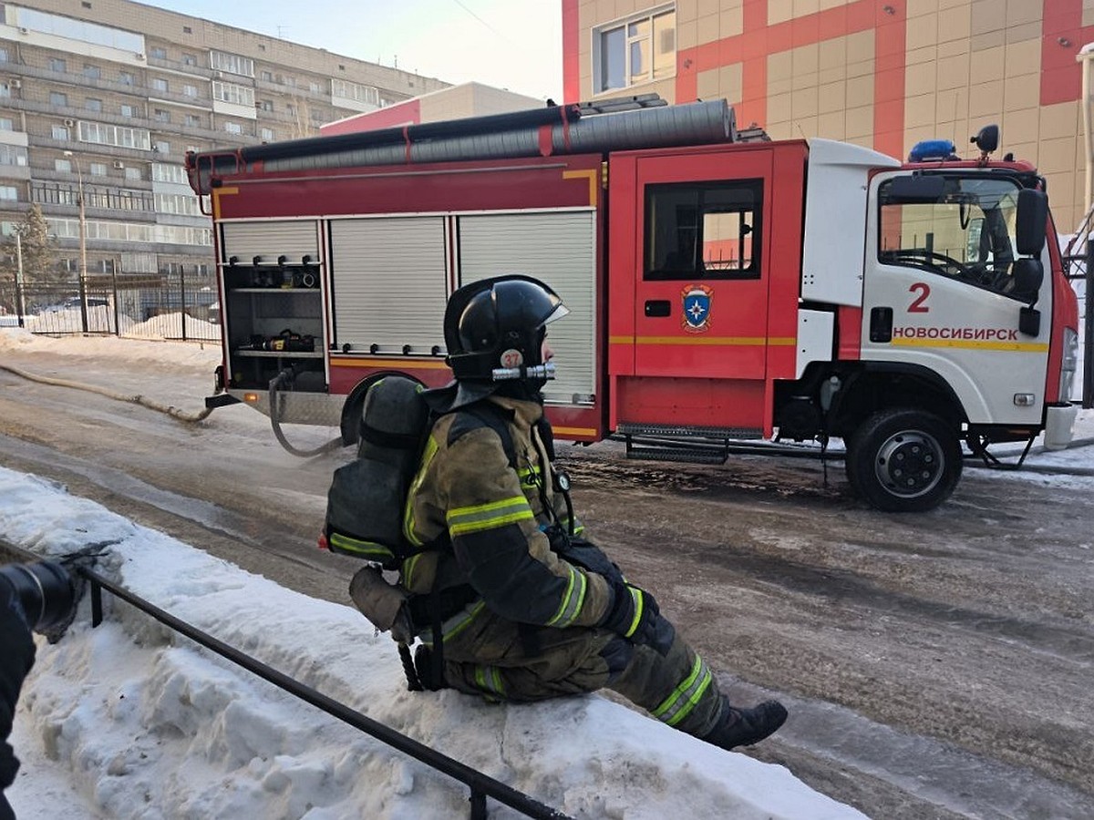 Фото и видео с места пожара в гимназии № 10 в Новосибирске показали  очевидцы - KP.RU