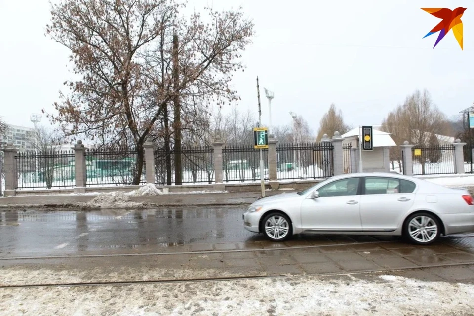 За долгий прогрев двигателя автомобиля в Беларуси предусматривается штраф. Снимок используется в качестве иллюстрации.
