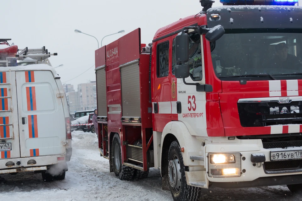 Человека эвакуировали из пожара на Бухарестской улице в Петербурге.