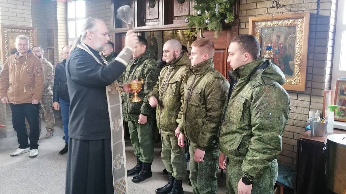 Казаки Кубанского казачьего войска окунулись в купели храма в станице  Северской - KP.RU