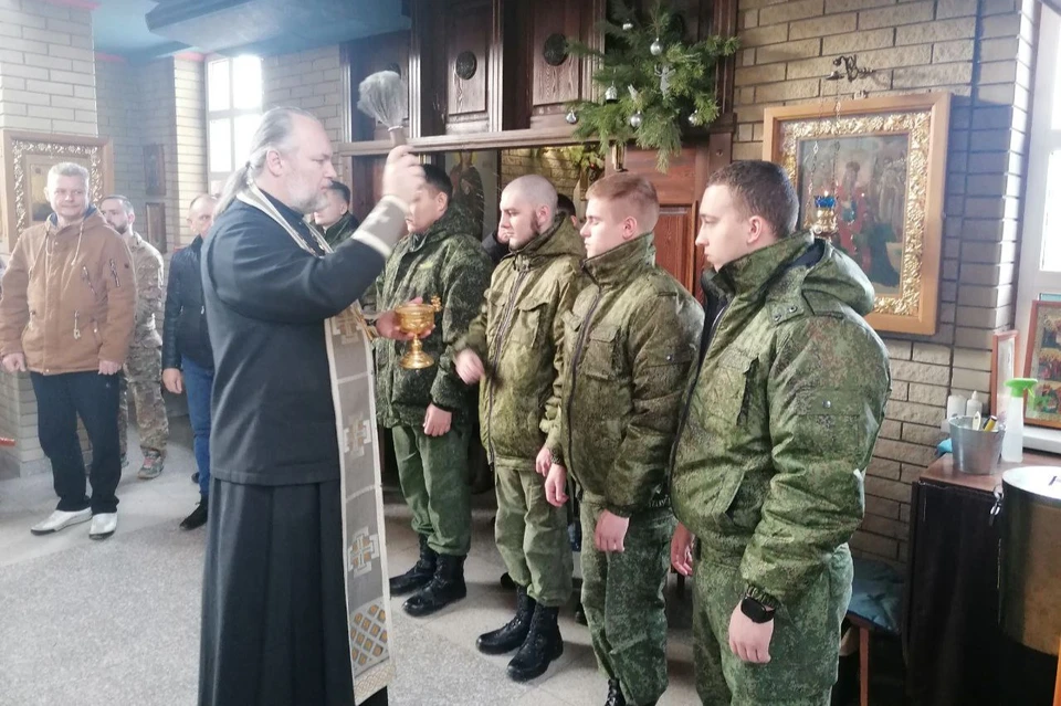 Настоятель храма иерей Максим Белов совершил молебен и окропил молившихся святой водой Фото: храм святителя Спиридона Тримифунтского