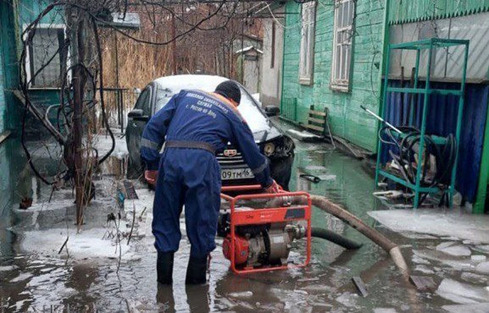 Сотрудники ГО и ЧС Ростова откачивают воду из подтопленных территорий на улице Шоссейной. Фото: администрация Ростова-на-Дону