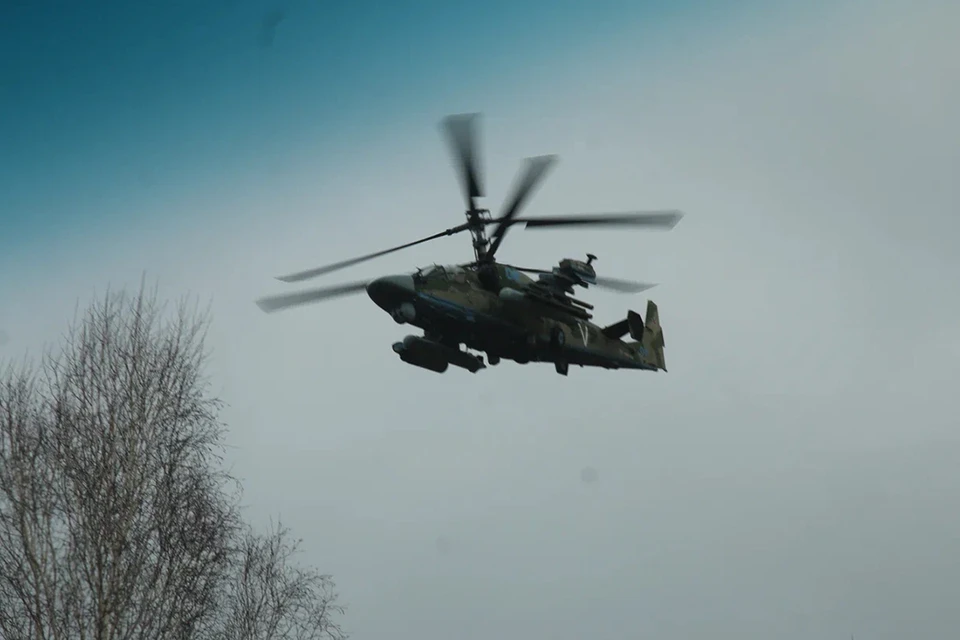 Вертолет Ка-52 "Аллигатор" уничтожил технику и живую силу ВСУ.