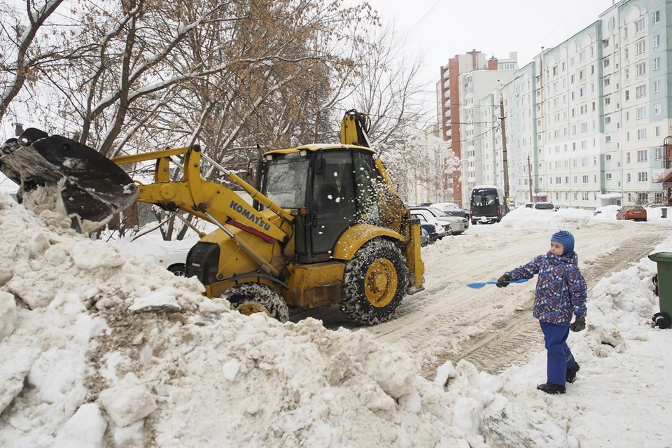 Техника работает круглосуточно, а еще к уборке подключились волонтеры