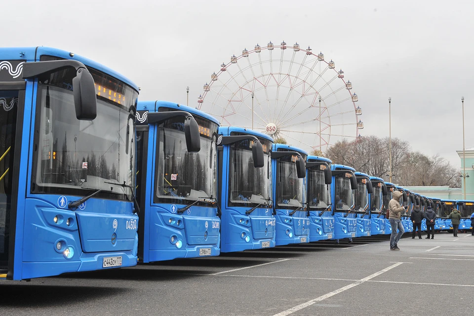 Новые автобусы уже перевозят пассажиров.