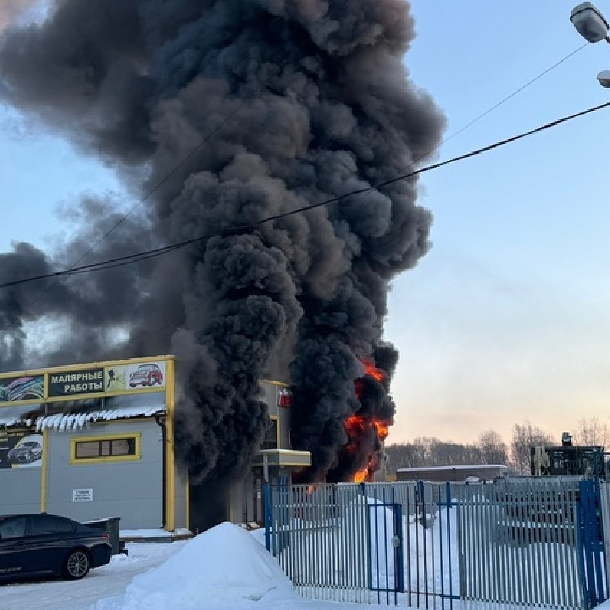 Мощный пожар произошел в автосервисе в Пушкине - KP.RU