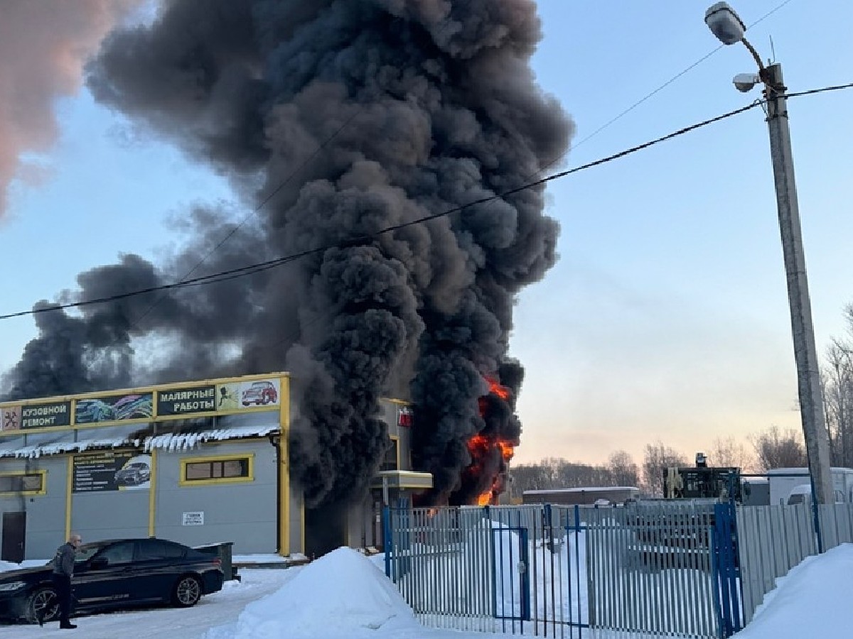 Мощный пожар произошел в автосервисе в Пушкине - KP.RU