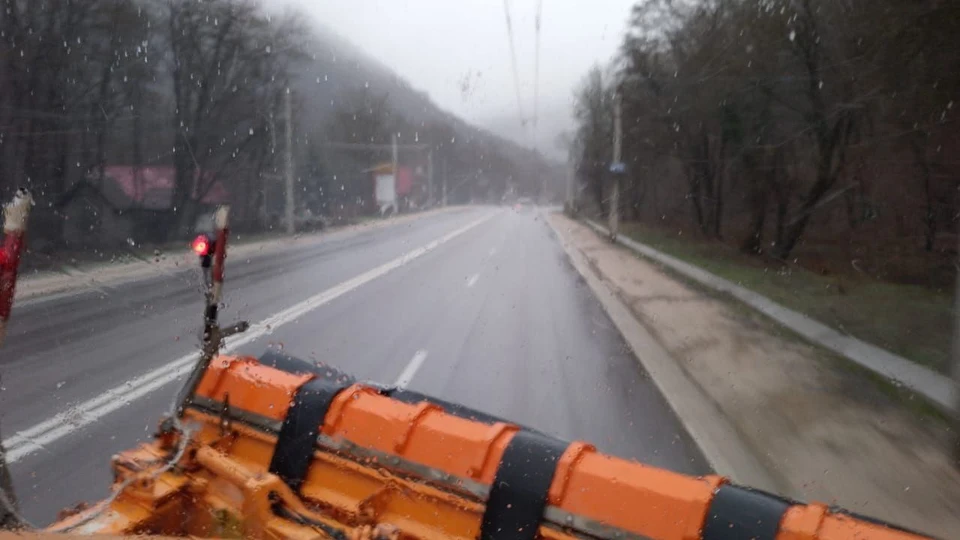 В Крыму занимаются зимним содержанием дорог. Фото: Николай Лукашенко/TG