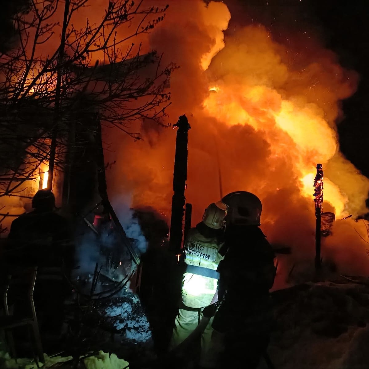 В центре Суздаля ликвидируют крупный пожар в частном жилом доме - KP.RU