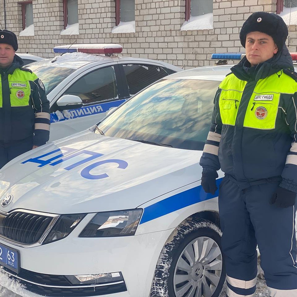 В Самаре полицейские помогли женщине, у которой заглох автомобиль посреди  дороги - KP.RU