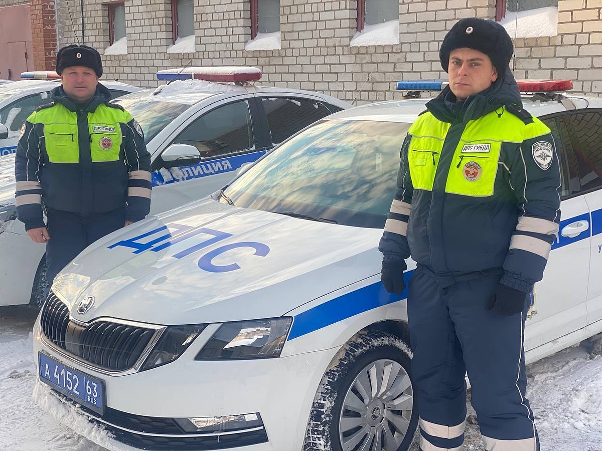 В Самаре полицейские помогли женщине, у которой заглох автомобиль посреди  дороги - KP.RU