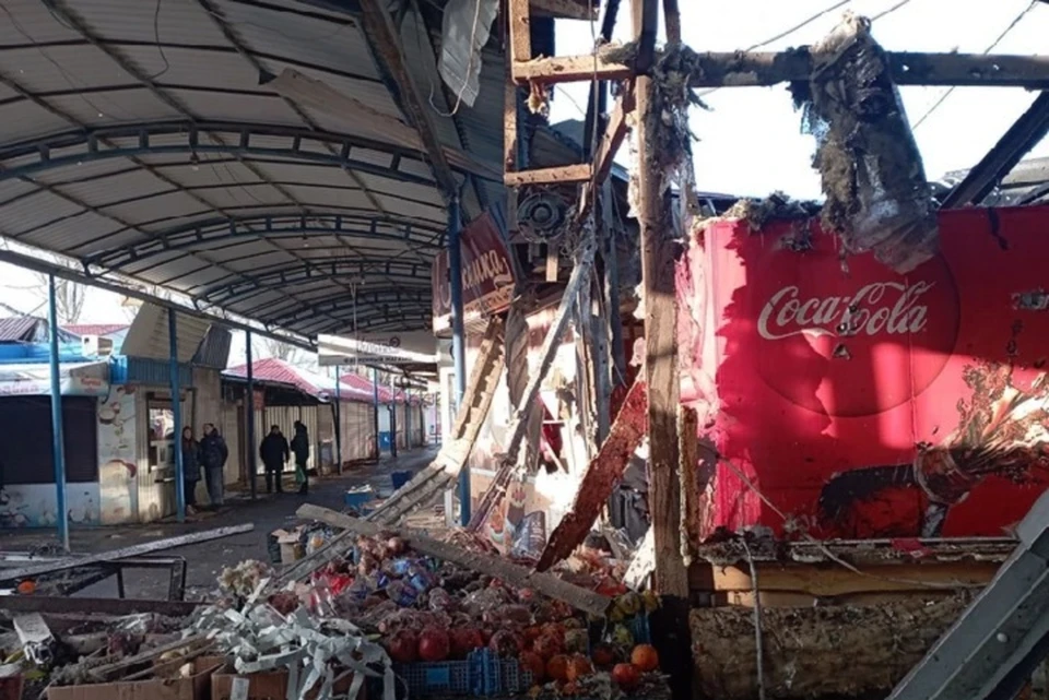 Последствия обстрела рынка в микрорайоне Текстильщик в Донецке